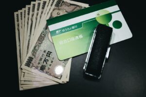 銀行口座の通帳とお金・カードの写真