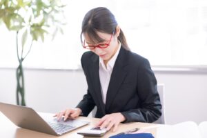 電卓で介護費用を計算する女性