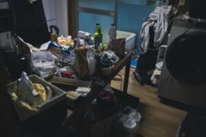 物が散らかった部屋（親が片付けられないイメージ）
