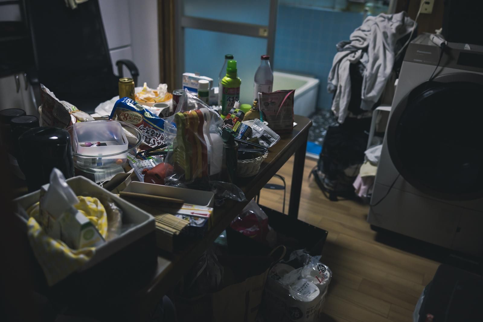 物が散らかった部屋（親が片付けられないイメージ）