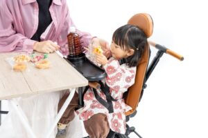 育児と介護を抱える親子の写真