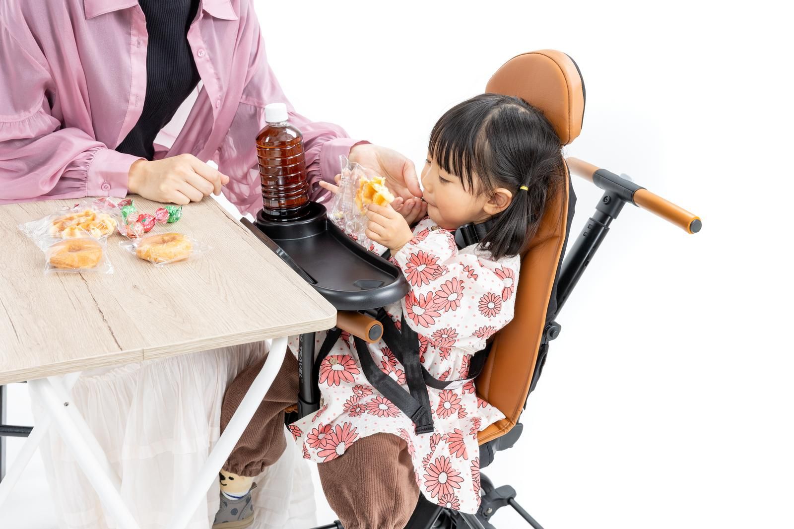 育児と介護を抱える親子の写真